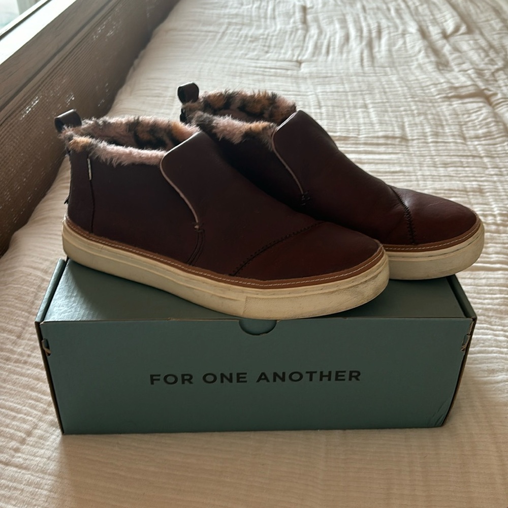 Tom’s Burgundy Sneakers